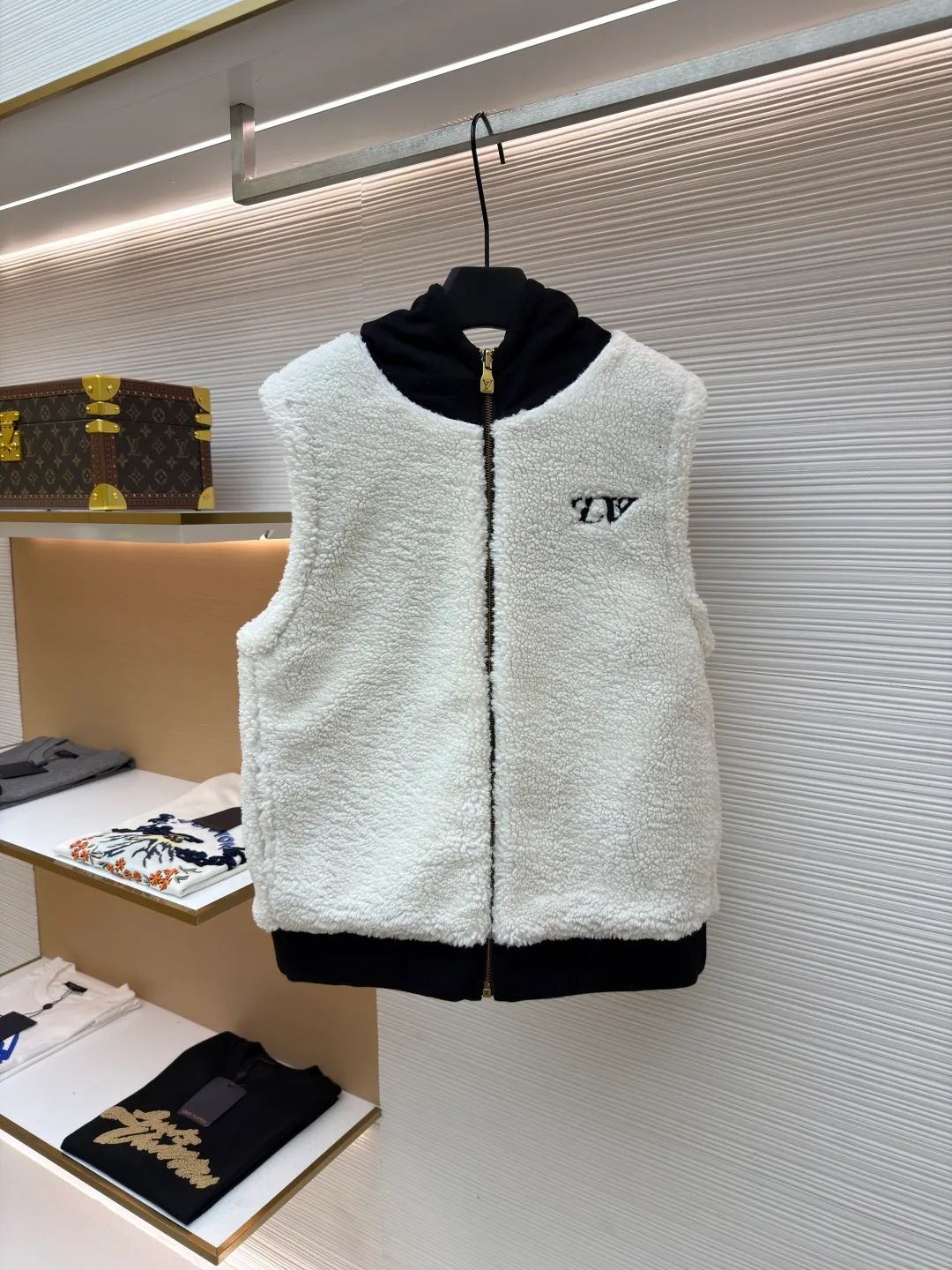 LOUIS VUITTON embroidered reversible hooded vest ●Original version: purchased and developed by 14599 ●Item number: 1681399-C00 ●Fabric: lamb wool fabric ●Technology: embroidery production ●Color: black/white ●Version: fitted version ●Weight: about 1040 grams ●Size: S-M-L-XL ●Description: This vest adopts a double-sided design. One side is made of high-quality knitted fabric, which is crisp, stylish, skin-friendly and comfortable; the other side is made of imitation lamb wool, which is fluffy, soft and has good warmth retention. The hooded part is made of knitted fabric of the same color and is equipped with a two-way zipper with a metal zipper puller, which is smooth and durable. The flip design of cotton knitted surface and comfortable suede surface is very ingenious. It uses advanced double-sided weaving and composite technology to perfectly integrate the two materials and make the transition natural when switching; the shield logo patch uses high-precision patching technology, with neat edges and clear and three-dimensional patterns; the embroidered logo on the back uses fine embroidery technology, with fine and even stitches, and the logo is perfectly integrated into the back design; the drawstring hood uses high-quality drawstrings and precision sewing technology, which not only ensures the adjustment function of the hood, but also enhances the overall sense of leisure. The overall wiring is straight and delicate, the fabric is comfortable and soft, and the color is consistent without color difference. It can be matched with the same style to create a fashionable look and control various occasions. Customized accessories, complete with three standards, same style for men and women!